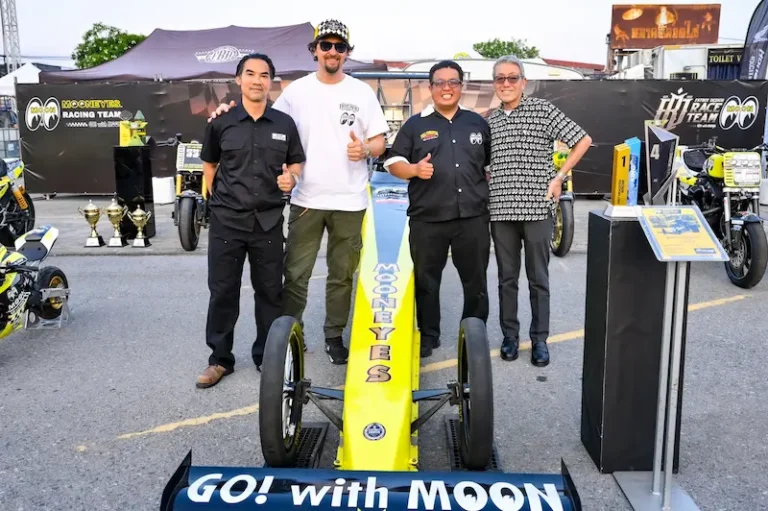 “MOONEYES of Bangkok” ฉลอง 10 ปี อิมพอร์ต “MOON BUG” รถแข่ง VW Beetle และยกระดับ”รถคัสตอมไทย” สู่เวทีโลก เปิดวาร์ป !แชมป์หน้ายาว Dragster ตำนานญี่ปุ่น ที่มาพร้อม ศิลปิน Rockabilly ปะทะ “โมเดิร์นด็อก” ของไทย